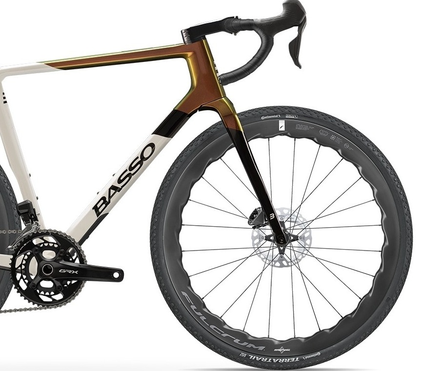 BASSO Palta Shimano GRX Di2 2x12 Fulcrum Soniq White Poseidon Závodní karbonové gravel kolo BASSO Palta v elegantním bílém laku White Poseidon s elektronickým řazením 2x12