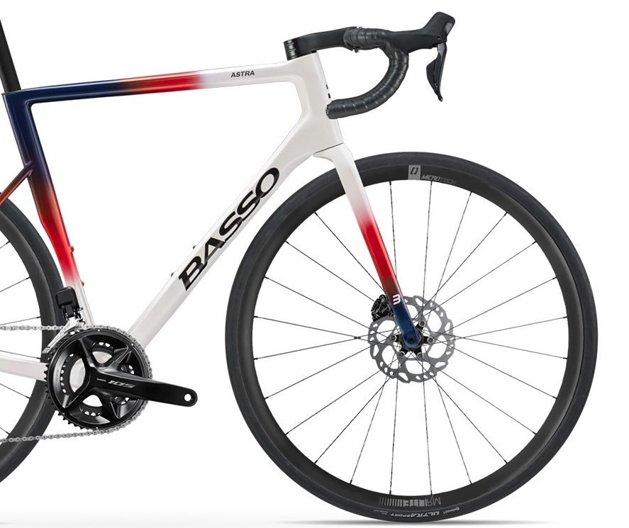 BASSO Astra Shimano 105 Di2 Chroma White Italské karbonové silniční kolo BASSO Astra s elektronickým řazením Shimano 105 Di2 v bílé barvě
