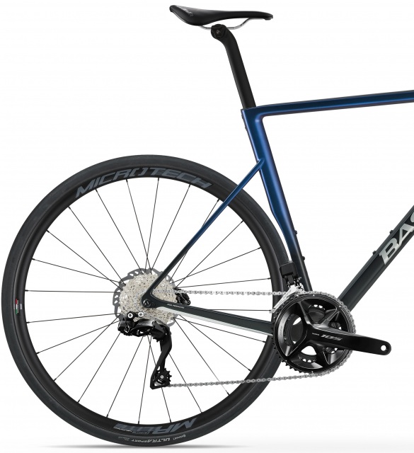 Celokarbonové silniční kolo Basso Astra s elektronickým řazením Shimano 105 Di2