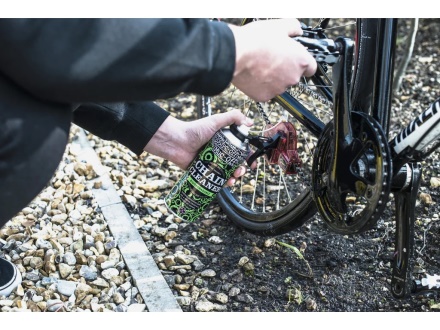 MUC-OFF - sada Bio Chain Cleaner 400 ml + pračka na řetěz Chain Doc (1)