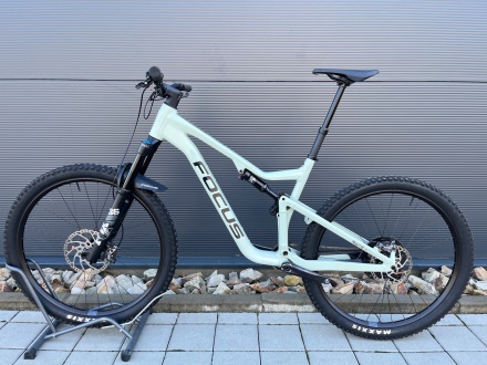 Testovací celoodpružené kolo - FOCUS - JAM 6.9 29" Sky Grey 47 XL (1)