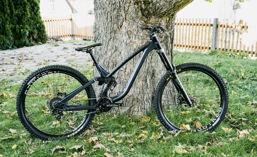 Testovací celoodpružené DH kolo NS Bikes Fuzz 29" L